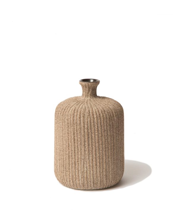 Vas bottle medium i färgen sand medium från Lindform Cobosabi
