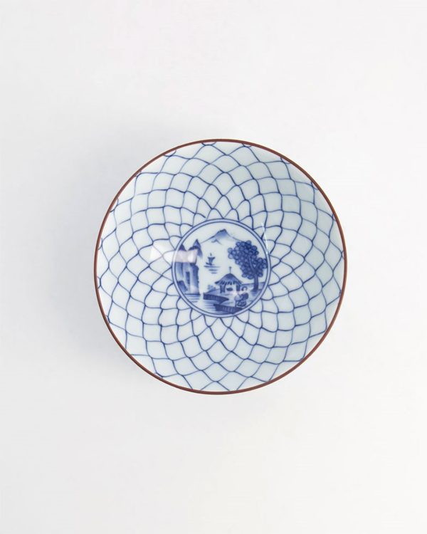 Japansk skål Mesh med nät mönster och japanskt motiv i skålens botten.