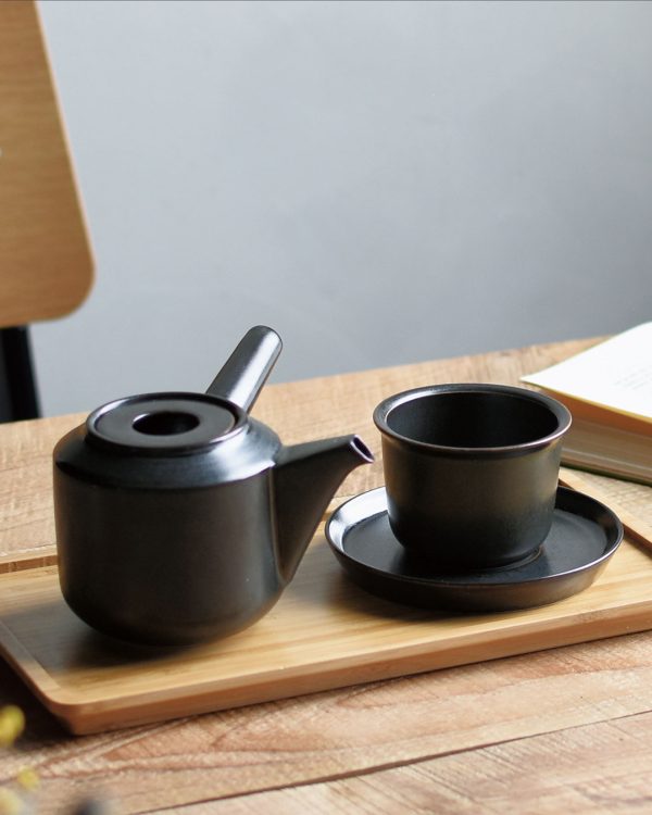Mörk temugg, tekanna och brick i serien Leaves to Tea från Kinto hos Cobosabi