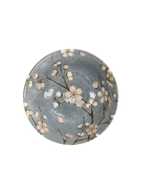 Japansk skål med gråblå botten och körsbärskvistar med vita och ljusrosa blommor.