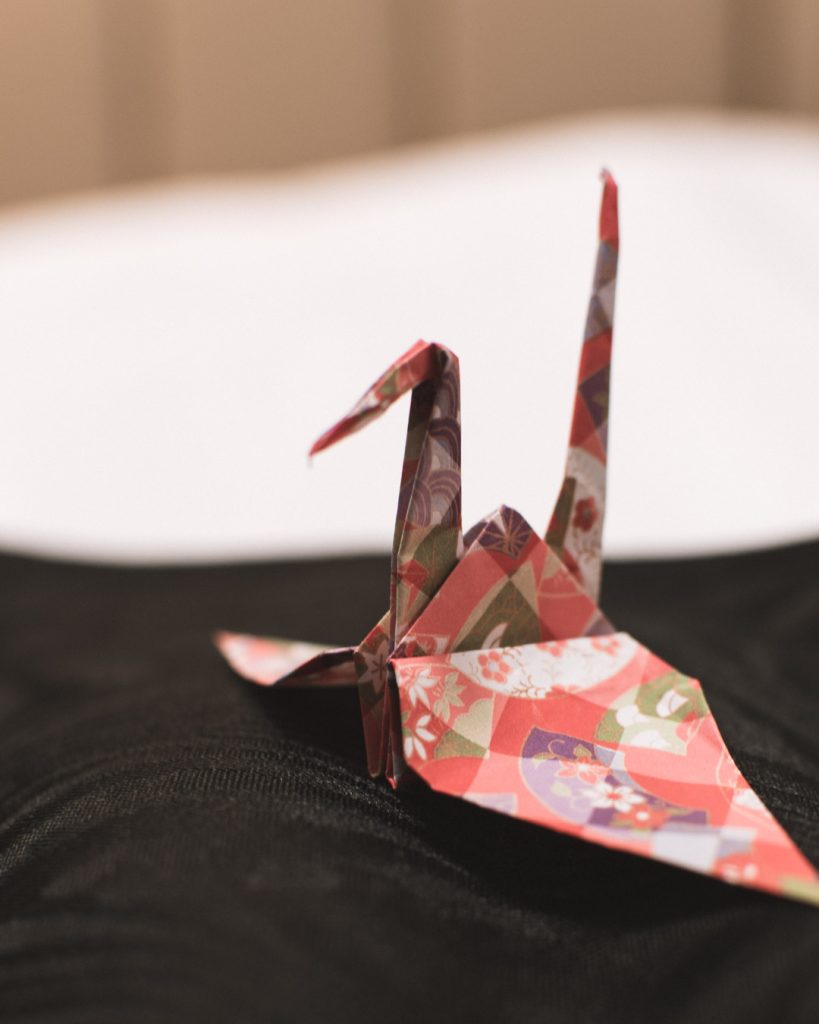 Trana i origami på hotellrum i Japan.