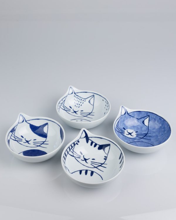 Fyra stycken japanska kattskålar i blått och vitt porslin hos Cobosabi