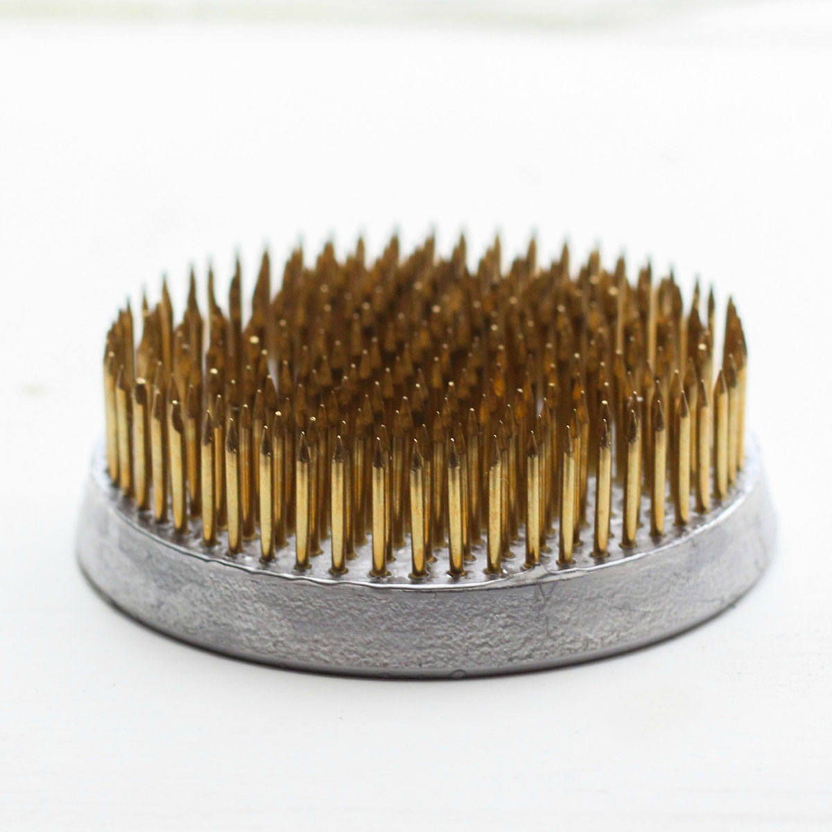 Blomsterfakir kenzan ø70mm från Hanataba hos Cobosabi