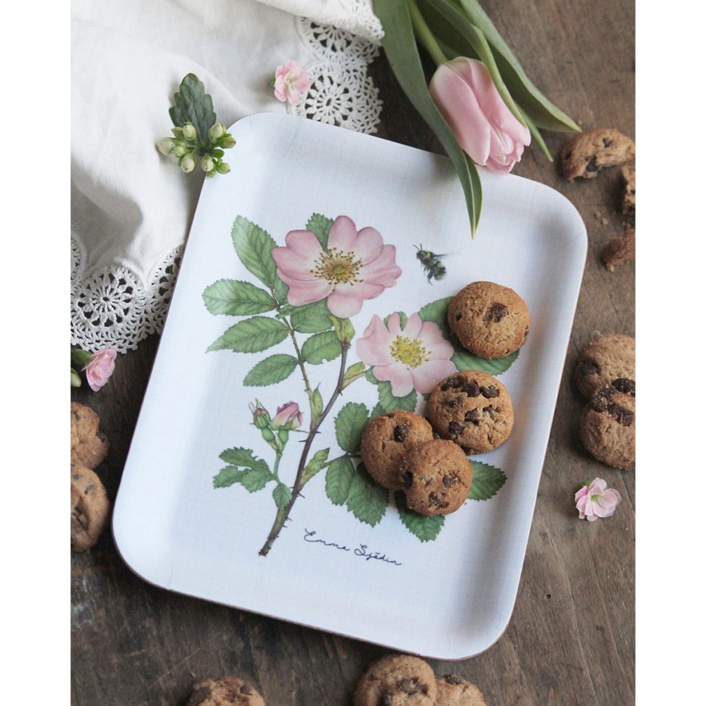 Bricka med nyponros och humla från Emma Sjödin