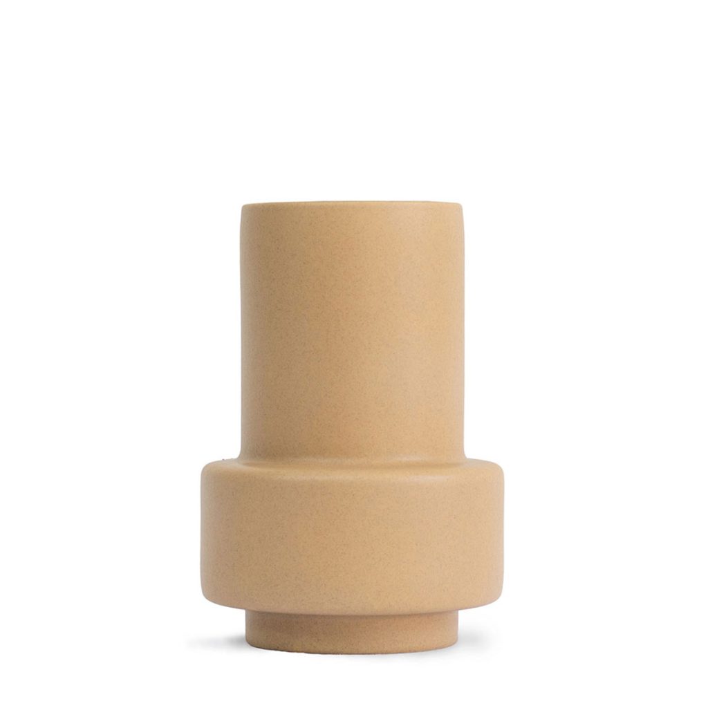 Vas Hurricane ceramic large soft ochre från Ro Collection