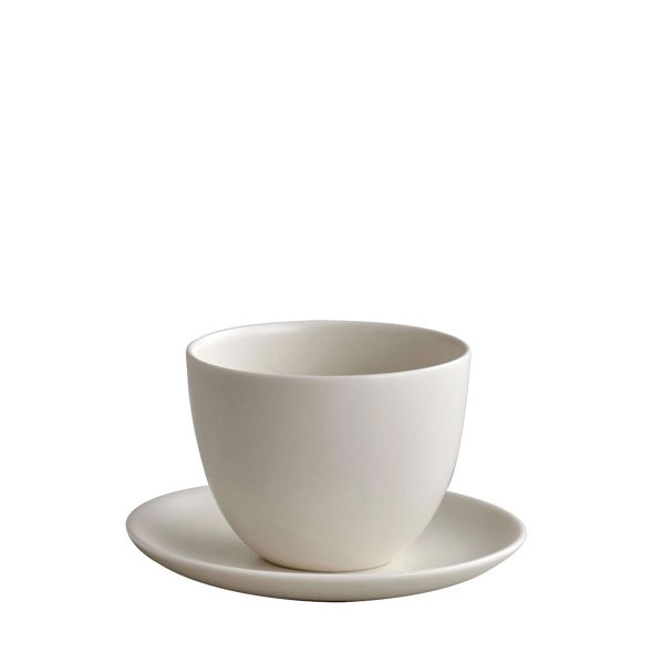 Kopp och fat PEBBLE vit från Kinto hos Cobosabi