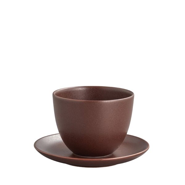 Kopp och fat PEBBLE brun från Kinto hos Cobosabi