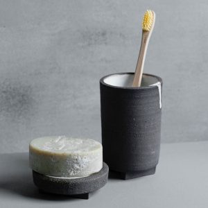 Wabi sabi badrumsset mörk, kollektion i samarbete mellan Studio Latitud och Cobosabi