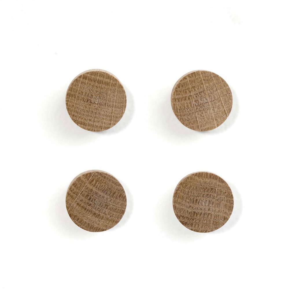 Wallwood magnets i trä för vykort på väggen av bywirth hos Cobosabi