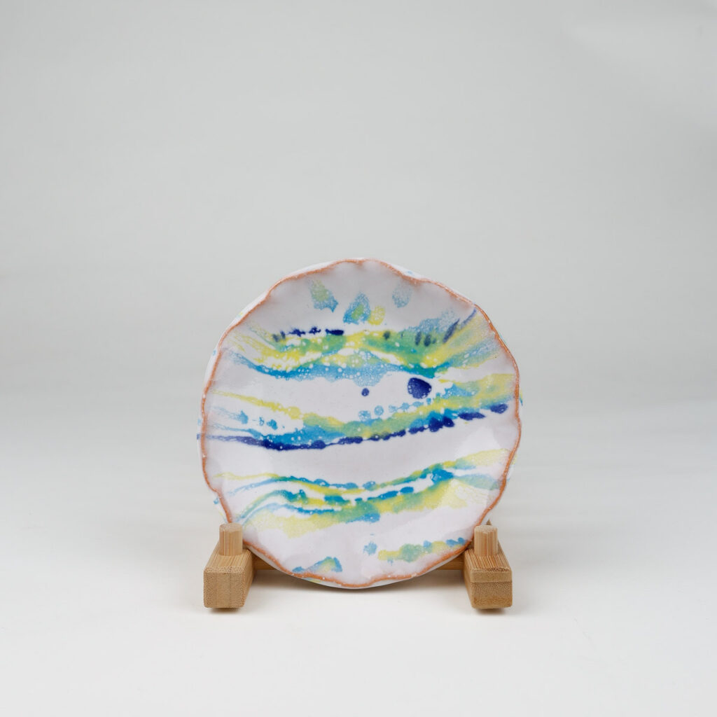 Japansk tallrik vitt blått och gult av japanska keramikern Tenryu, Hagi ware