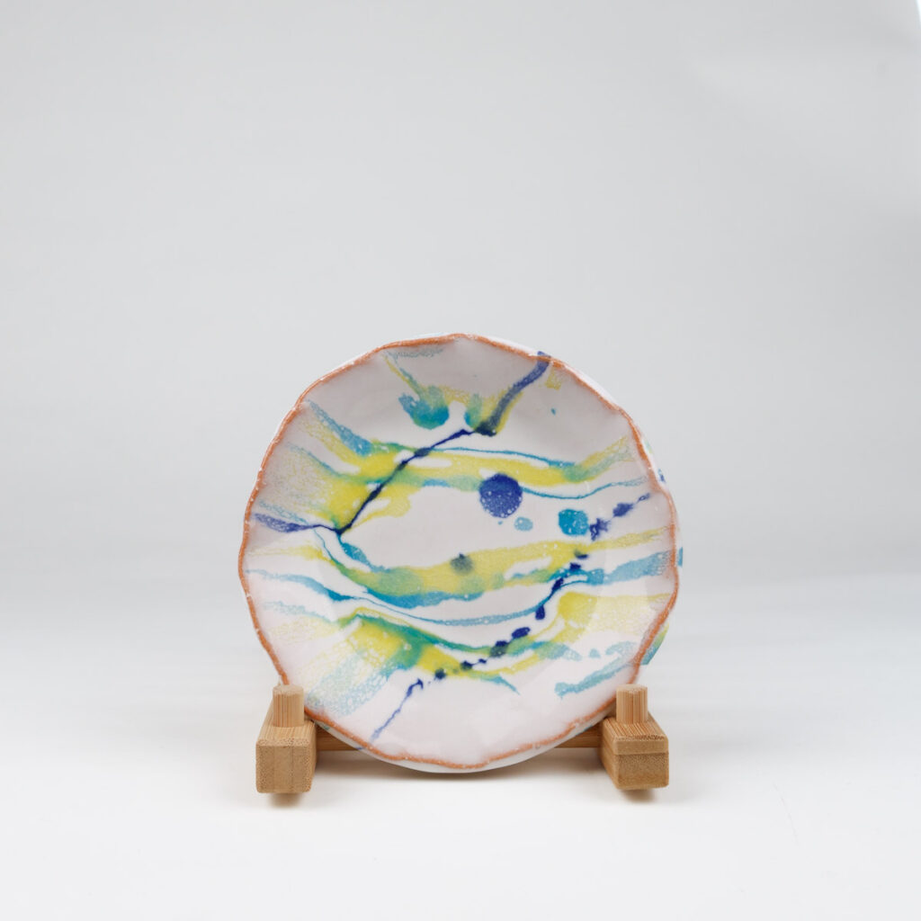 Japansk tallrik vitt blått och gult av japanska keramikern Tenryu, Hagi ware
