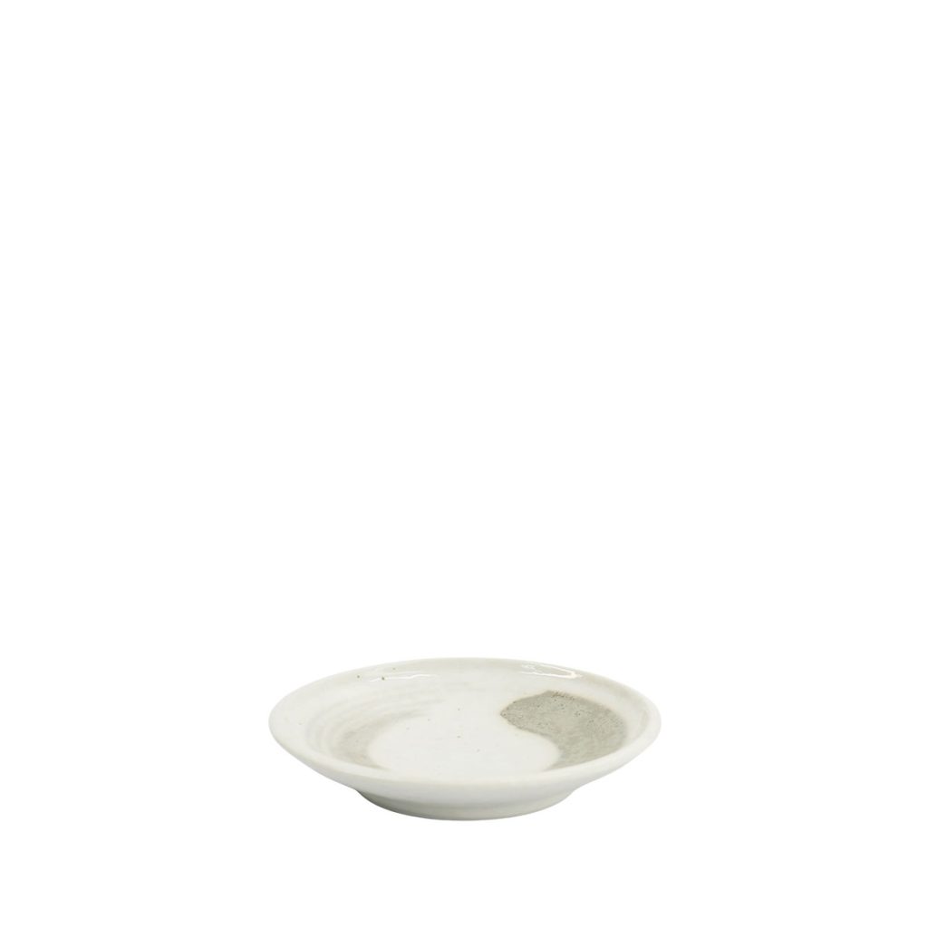 Liten japansk tallrik Yuki Kobiki. Vit med penseldrag i beige.