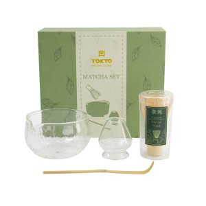 Present set matcha i glas med matchaskål, visp, sked och hållare till vispen.