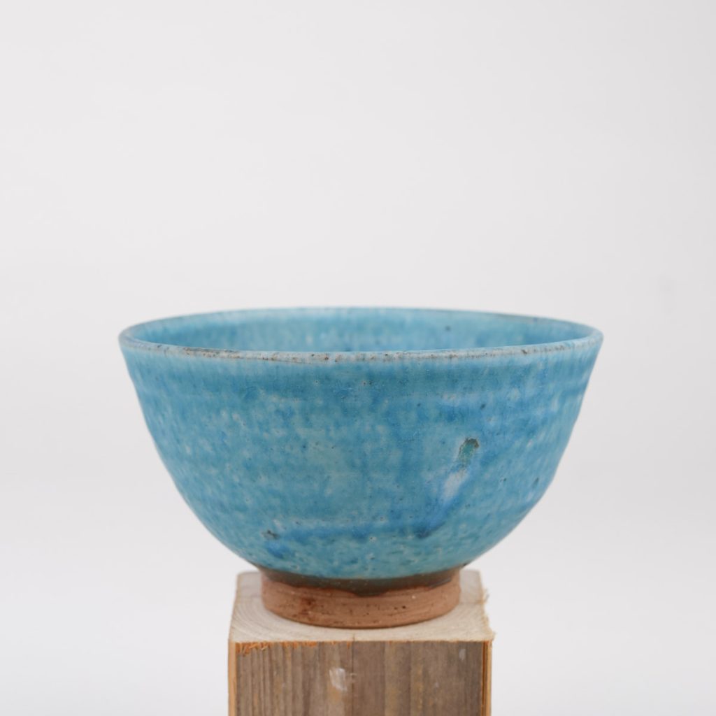 Japanskt hantverk matchaskål med turkos glasyr, Hagi ware.