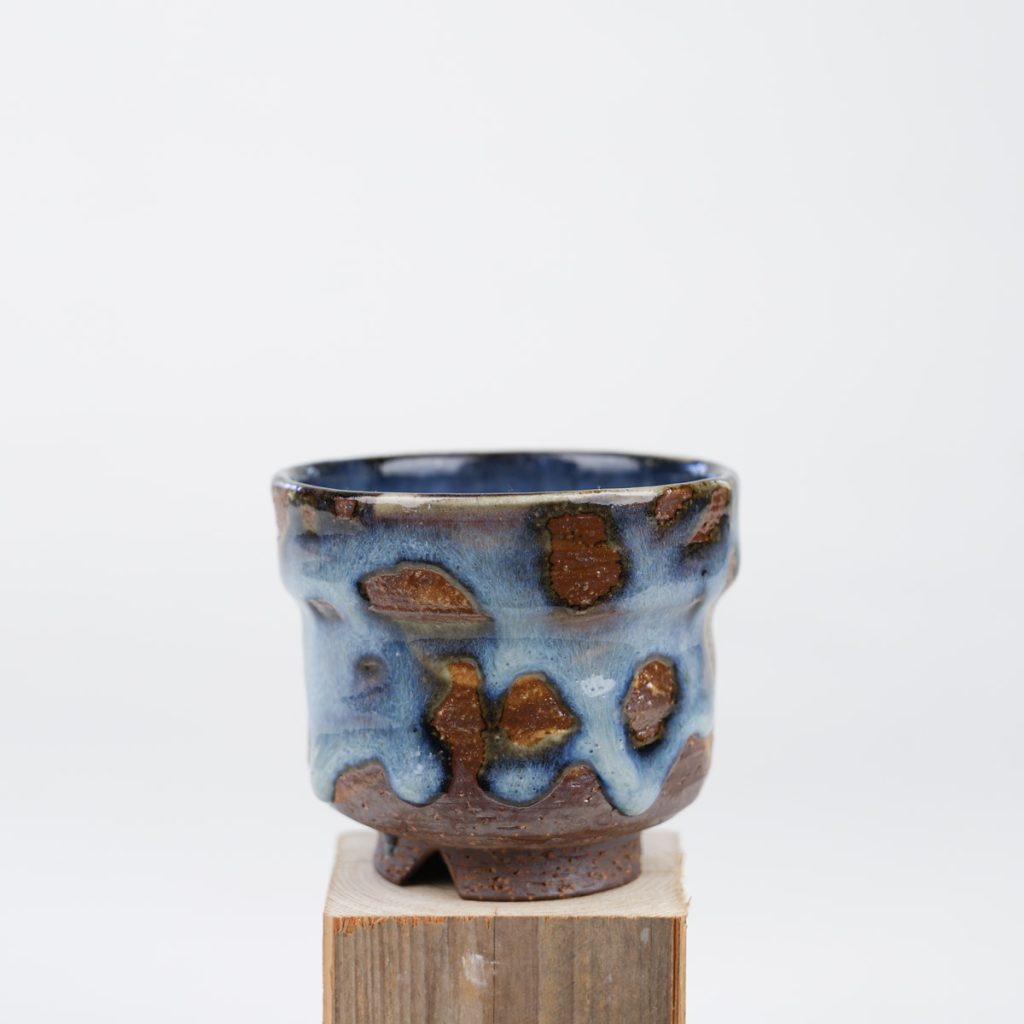 Japansk handgjort tekopp brun lera med blå glasyr, Hagi ware, av Seigan Yamane