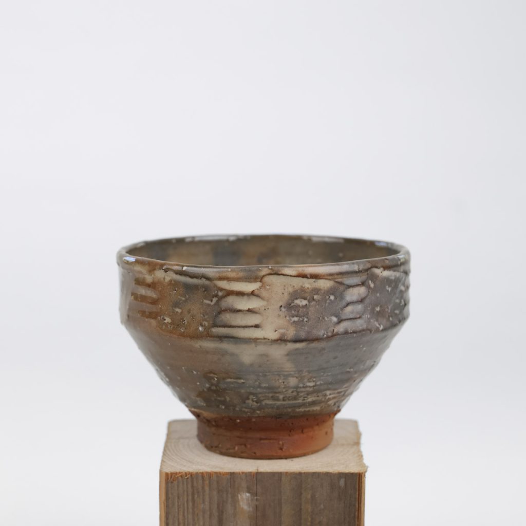 Japansk handgjord tekopp i beige och brun glasyr, Susa ware