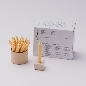 Presentask med japanska risvaxljus och beige ljushållare från DAIYO hos Cobosabi