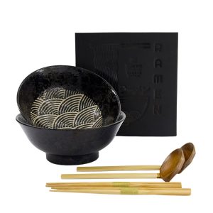 Japanskt Ramenset Masamura Seikaiha svart med skålar, ramenskedar och ätpinnar för 2 personer från Tokyo Design Studio hos Cobosabi
